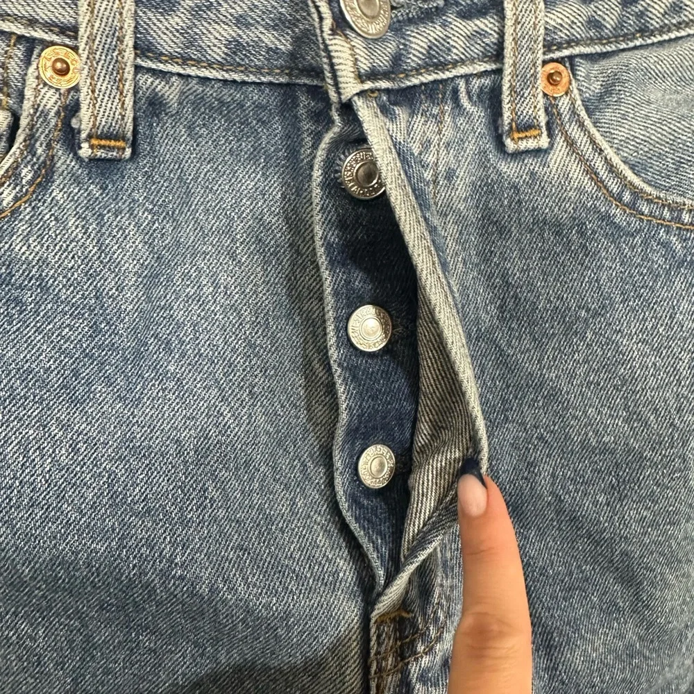 VINTAGE LEVIS SHORTS - Picture 4 of 4